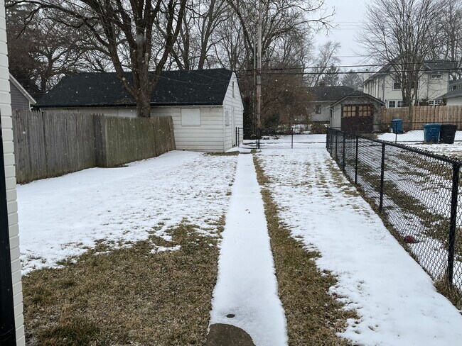 Private Fenced-in backyard - 5232 Broadway St