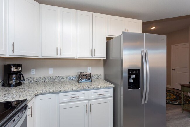 Foto del edificio - Stylish 3-Bedroom Townhome with Fireplace, Modern Kitchen & Spacious Layout!