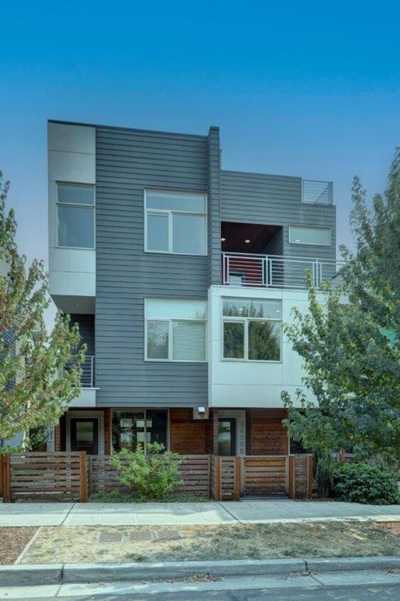 Primary Photo - Luxurious 3bd, 2ba Townhouse Available wit...