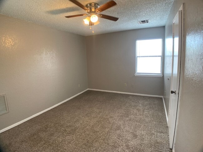 Building Photo - Two Bedroom Edmond Duplex