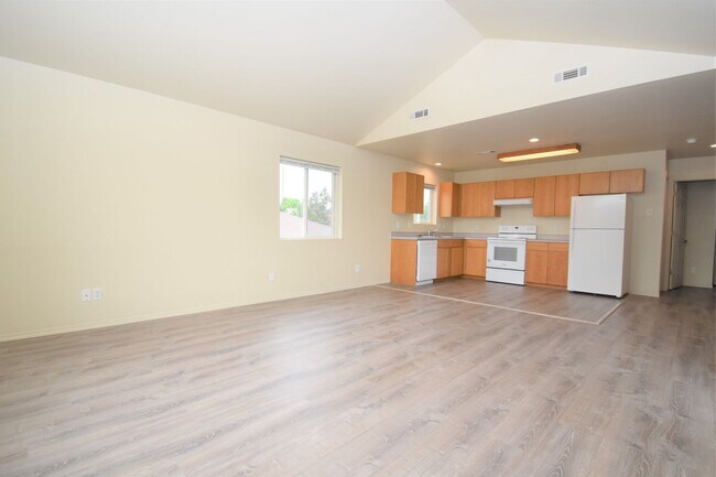Foto del edificio - Beautiful 4 bedroom, 3 bathroom unit with attached garage!