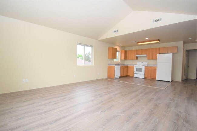 Building Photo - Beautiful 4 bedroom, 3 bathroom unit with attached garage!