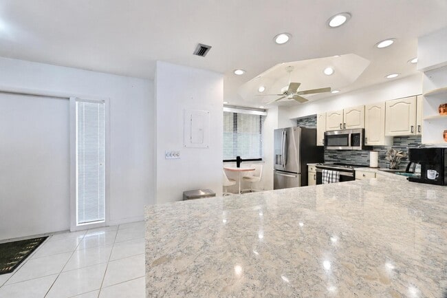 Foto del edificio - 9900 S Ocean Dr