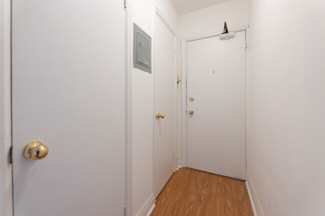 Photo du bâtiment - Recently Renovated clean one bedroom 10 minute walk to subway
