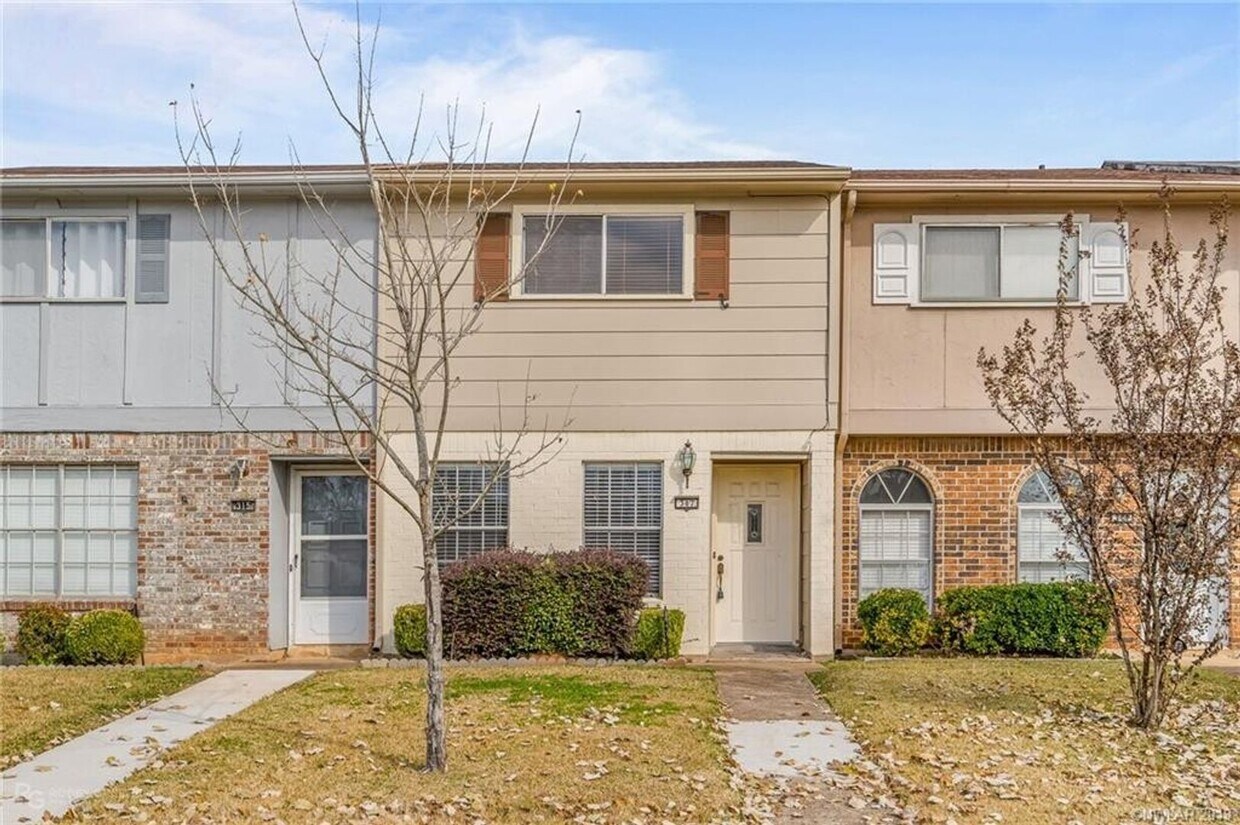Primary Photo - Cute Townhome - close to EVERYTHING
