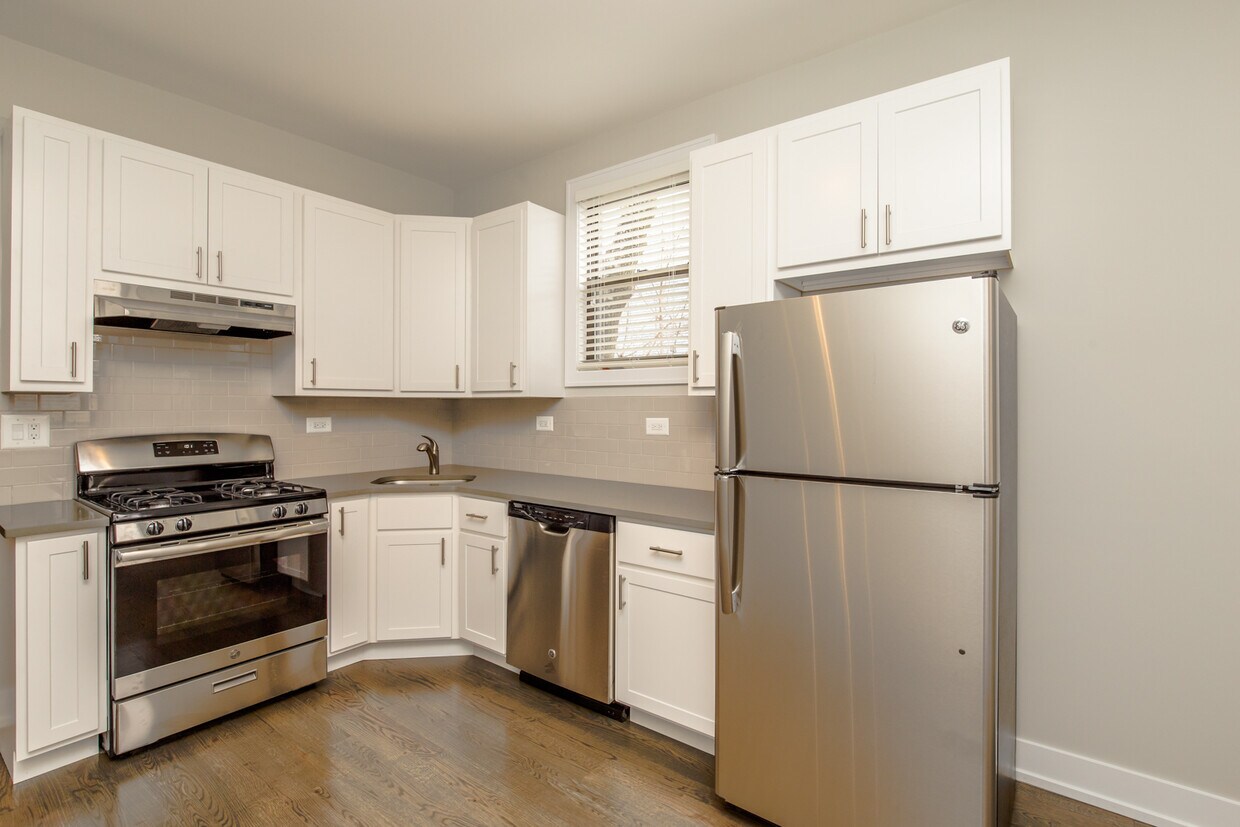 Foto principal - 3250 N Lakewood Ave