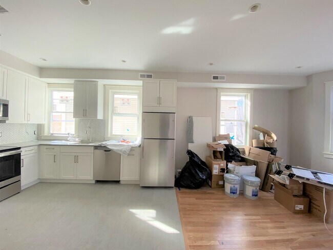 Building Photo - 72 Spring St