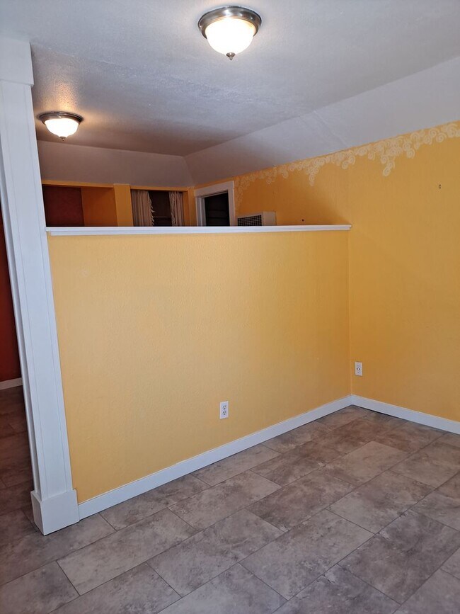 Building Photo - ALL PROSPECTIVE TENANTS MUST SUBMIT A $58 NON-REFUNDABLE APPLICATION FEE PER APPLICANT ONLINE AND...