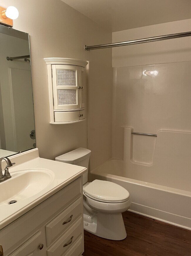 Building Photo - Beautiful condo! Move in ready!