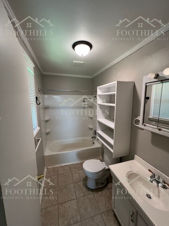 Foto del edificio - 3 Bedroom Home with Fenced Yard & Carport ...