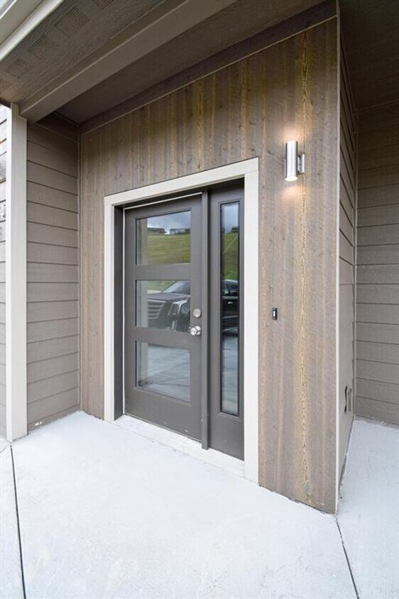 Foto principal - New South Hills Duplex Stunner!
