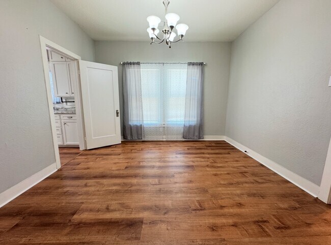 Foto del edificio - 909 W Main St