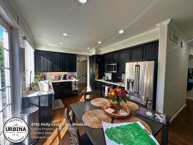 Foto del edificio - Bright and Updated 4-Bedroom Home in Windsor