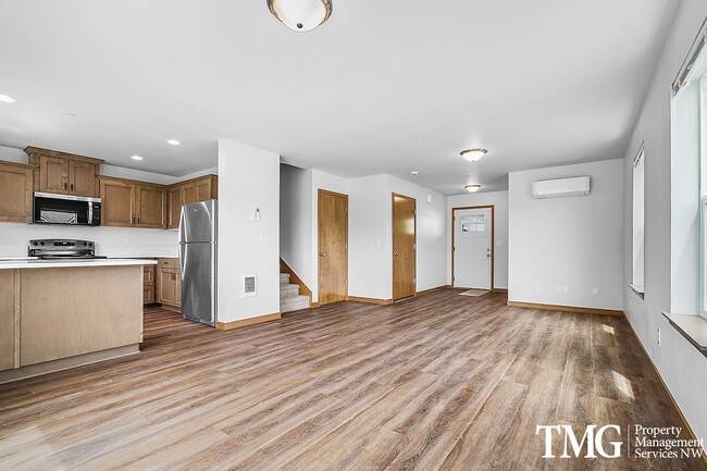 Foto del edificio - AVAILABLE NOW Brand New Construction 2 Sto...