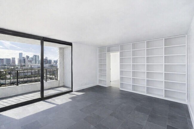Building Photo - 555 NE 15th St