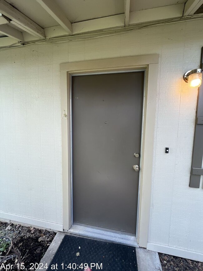 Building Photo - Refreshed Unit