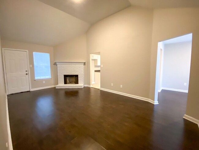 Building Photo - Recently renovated 3 bed and 2 bath home n...