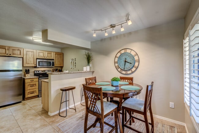 Dining area - 5751 N Kolb Rd