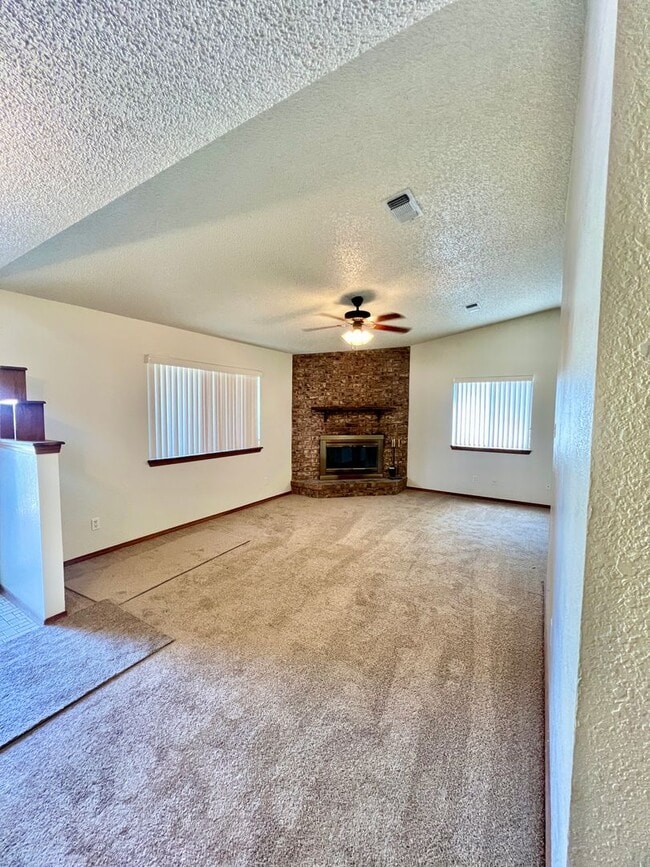 Building Photo - New paint and carpet!