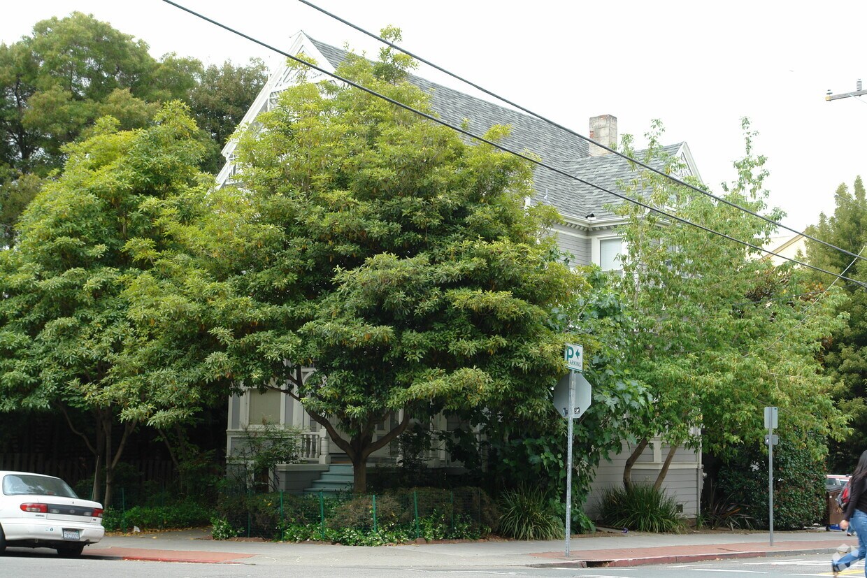 Primary Photo - 2400 Dana St
