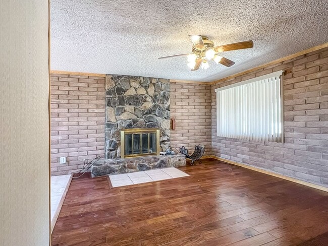 Building Photo - Spacious 3 bedroom 2 bath with Solar Panels