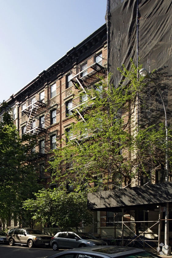 Building Photo - 248 E 7th St