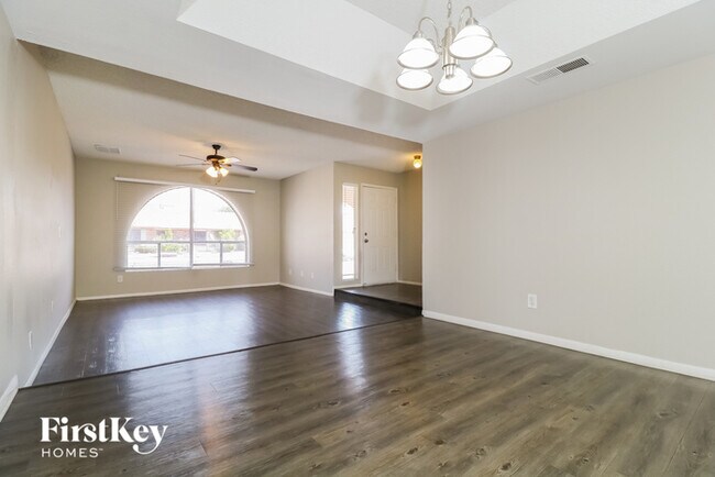 Building Photo - 6015 W Poinsettia Dr