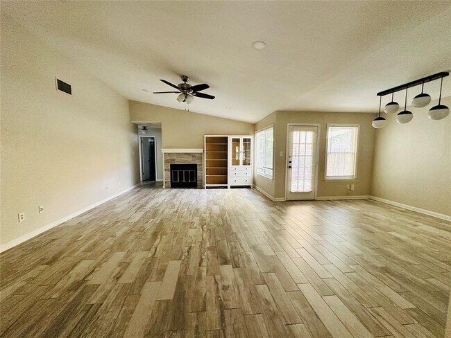 Foto del edificio - 13015 Garfield Ln