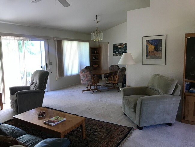 Building Photo - Fully Furnished single story 2 bed 2 bath ...