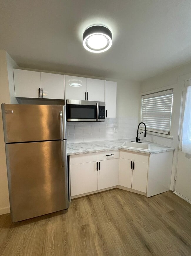 Building Photo - 19 Wellington St