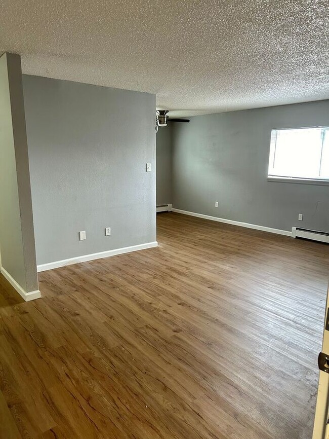 Building Photo - 2 Bedroom 1 Bathroom Apartment Available Now!