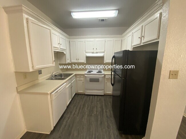 Foto del edificio - 10307 Lone Pine Ln