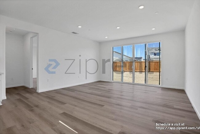 Foto del edificio - 15474 Hedges Dr