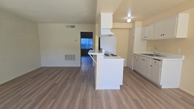 Building Photo - 1001 E Stearns Ave