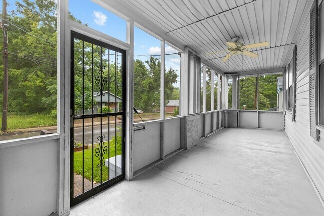 Building Photo - Charming 4 Bedroom, 2 Bathroom house