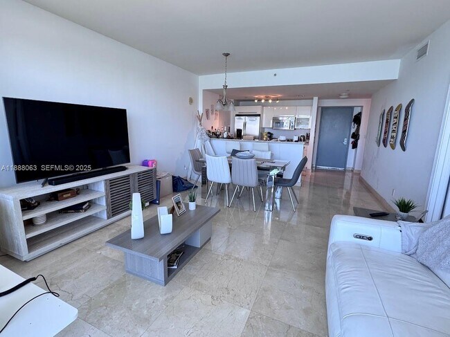 Foto del edificio - 601 NE 36th St