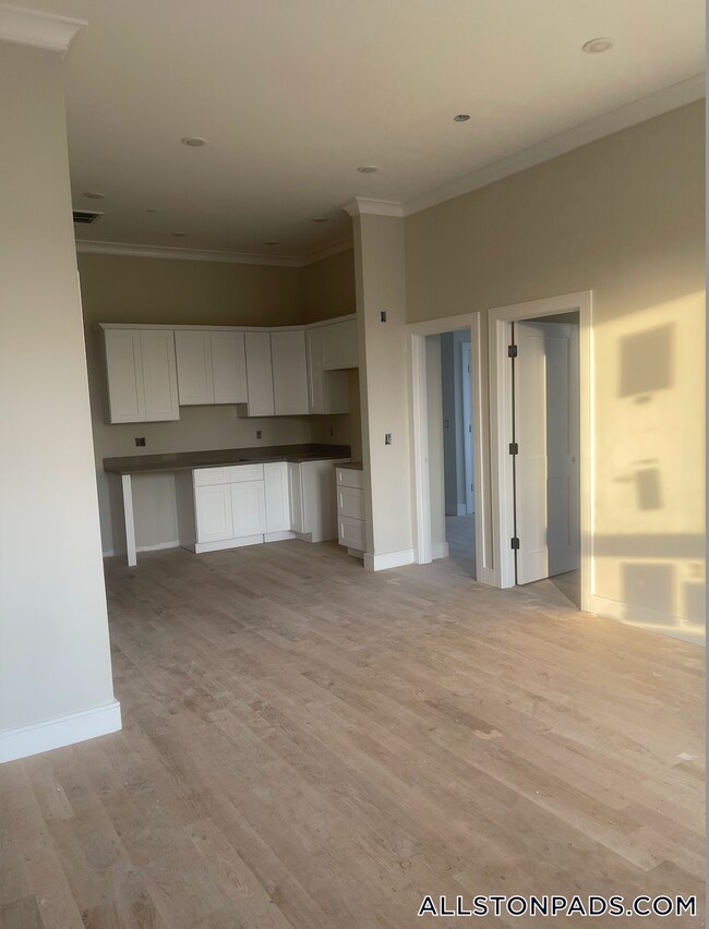 Building Photo - 16-18 Highgate (Roomate Rental) St.