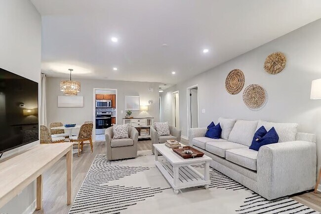 Building Photo - 2BD/2BA Town Home Mount Pleasant Fully Furnished - Available Feb 1st, 2026 LEASE TERM NEGOTIABLE