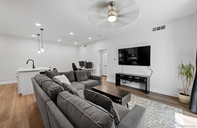 Building Photo - Bright 1 Bed Condo with Fitness Center & Prime Superior Location