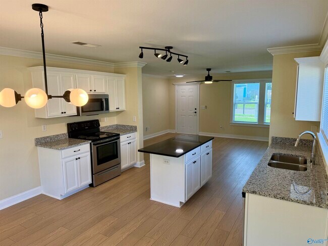 Building Photo - 226 Dormont Dr NE