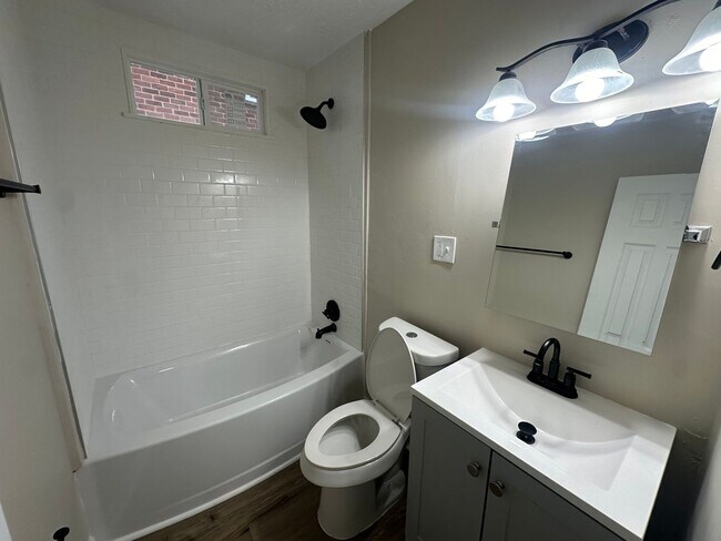 Foto del edificio - Freshly Renovated 3-Bedroom Home – Quality...