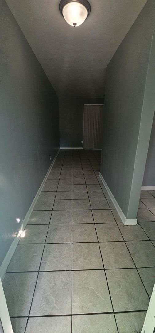 Building Photo - Central Lakeland Duplex