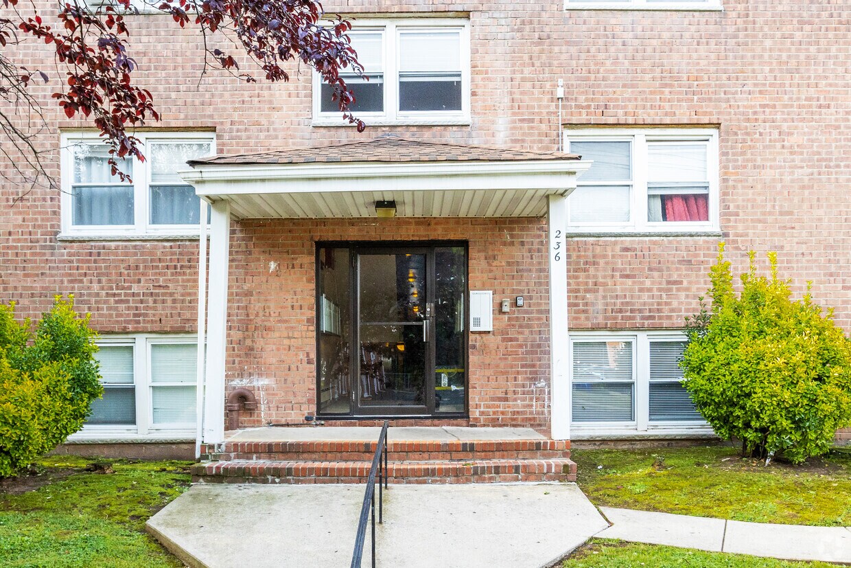 Entrance - 232-238 W Grand St