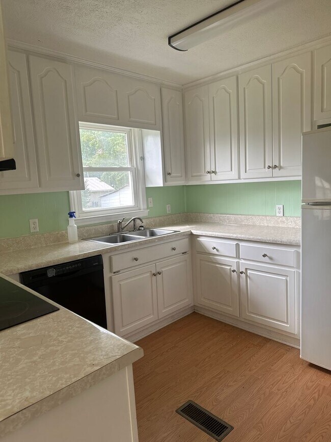 Foto del edificio - 3 Bed 1.5 Bath Brick Home For Rent