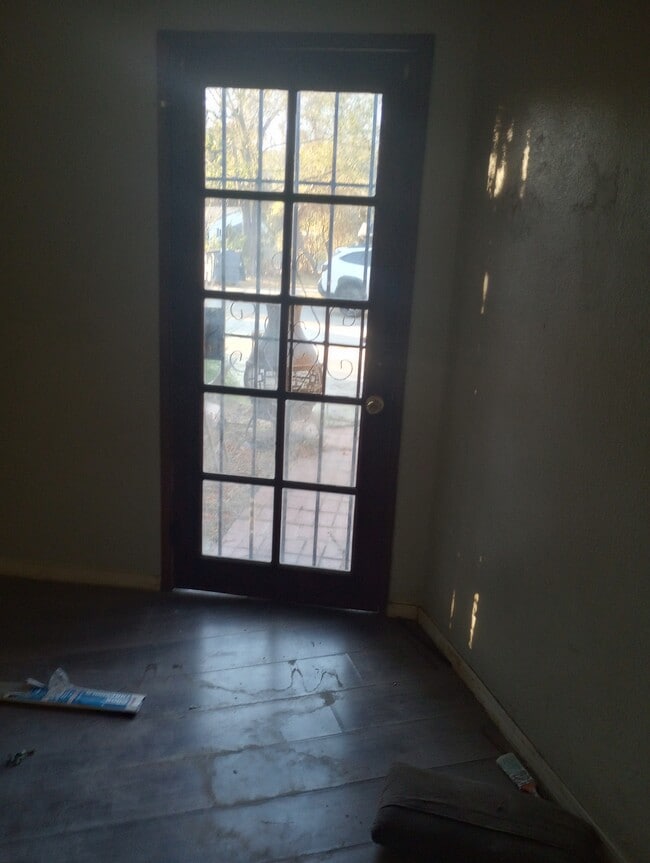 Building Photo - 2135 Rainbow Valley Blvd