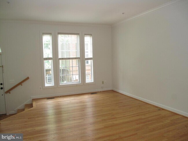 Foto del edificio - 8176 Skelton Cir