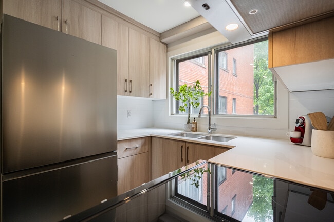 Building Photo - 7211 Av Fielding