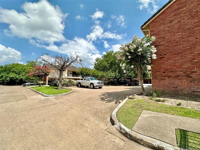 Building Photo - 2211 S Kirkwood Rd