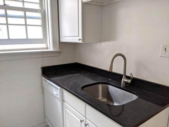 Building Photo - 2 bedroom in Evanston IL 60201