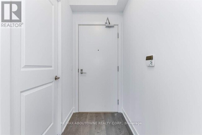 Building Photo - 4699-4699 Glen Erin Dr